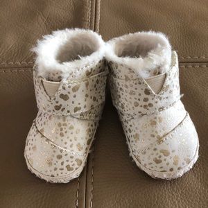 Toms crib booties